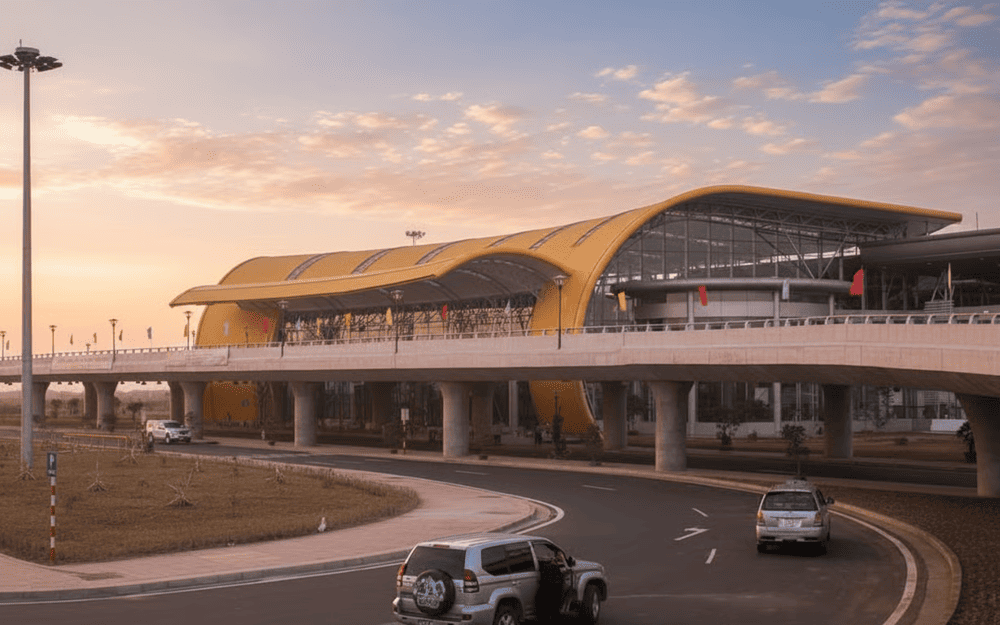 Sân bay Liên Khương hiện có 1 nhà ga với tầng 1 phục vụ chuyến bay nội địa và tầng 2 cho các đường bay quốc tế